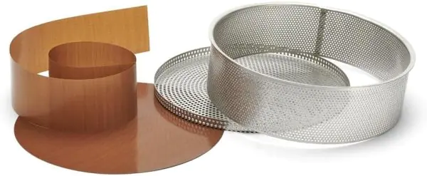 Perforated stainless steel cake pan with removable bottom + 2 non-stick sheets by De Buyer