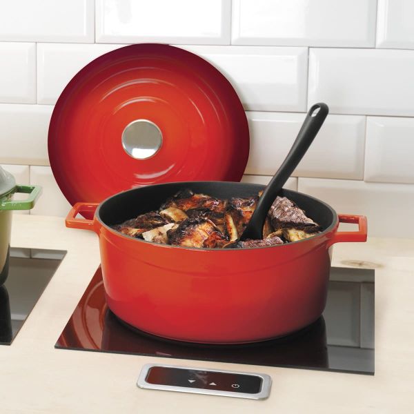 Oval vitrified cast iron saucepan