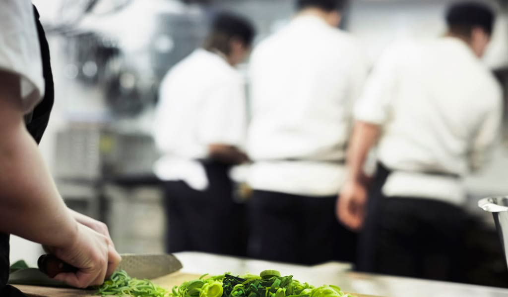 Attrezzatura cuoco, studente istituto alberghiero e attrezzatura per scuola di cucina